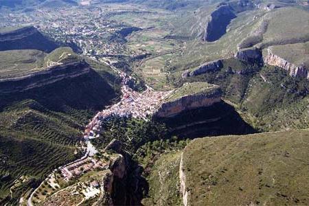 Espectacular vista de Chulilla con las Muelas.