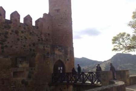 Entrada por el fodo al Castillo de Frías.