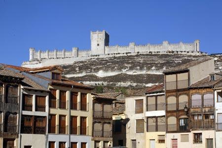Castillo de Peñafiel desde la Plaza del Coso.