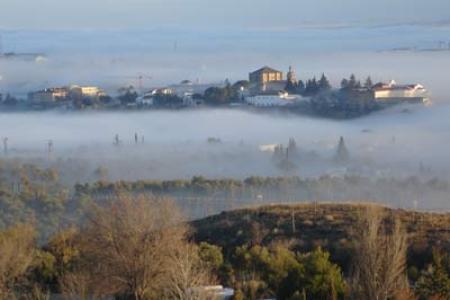 Vista general de Ronda con niebla.