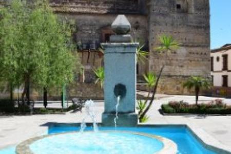 Torreón del Castillo y fuente en Santaella.
